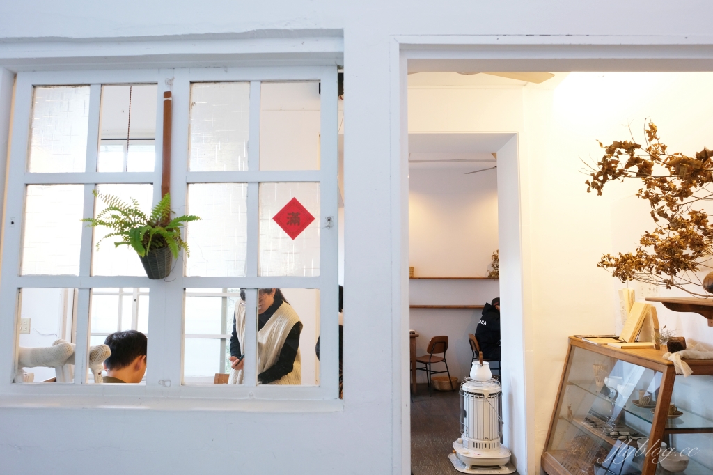 嘉義東區｜咖啡漫步：嘉義純白建築老宅咖啡館，很有溫度的空間和餐點(已歇業) @飛天璇的口袋
