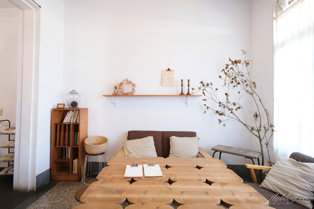 嘉義東區｜咖啡漫步：嘉義純白建築老宅咖啡館，很有溫度的空間和餐點(已歇業) @飛天璇的口袋