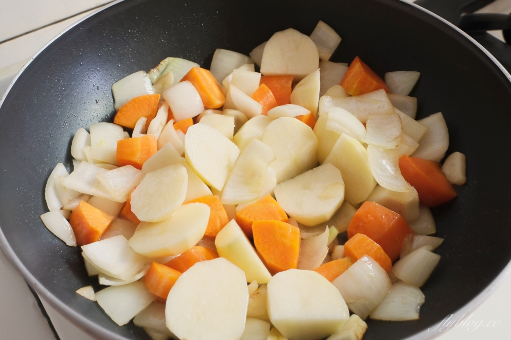 【食譜分享】馬鈴薯燉肉作法，最簡單快速的作法，零失敗的家庭料理 @飛天璇的口袋