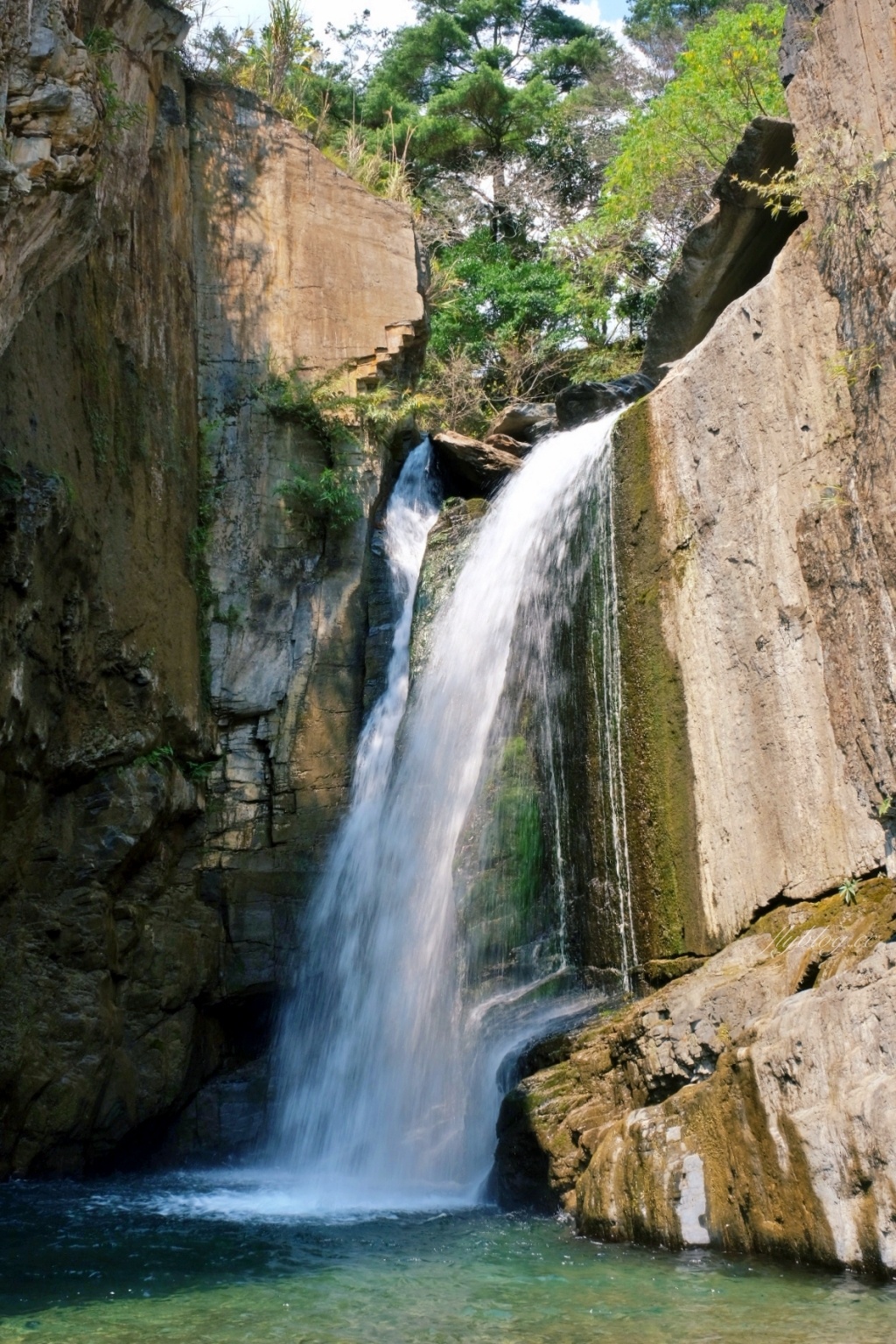 【南投仁愛】 夢谷瀑布：步行5分鐘欣賞自然美景，15公尺高的懸谷式瀑布 @飛天璇的口袋