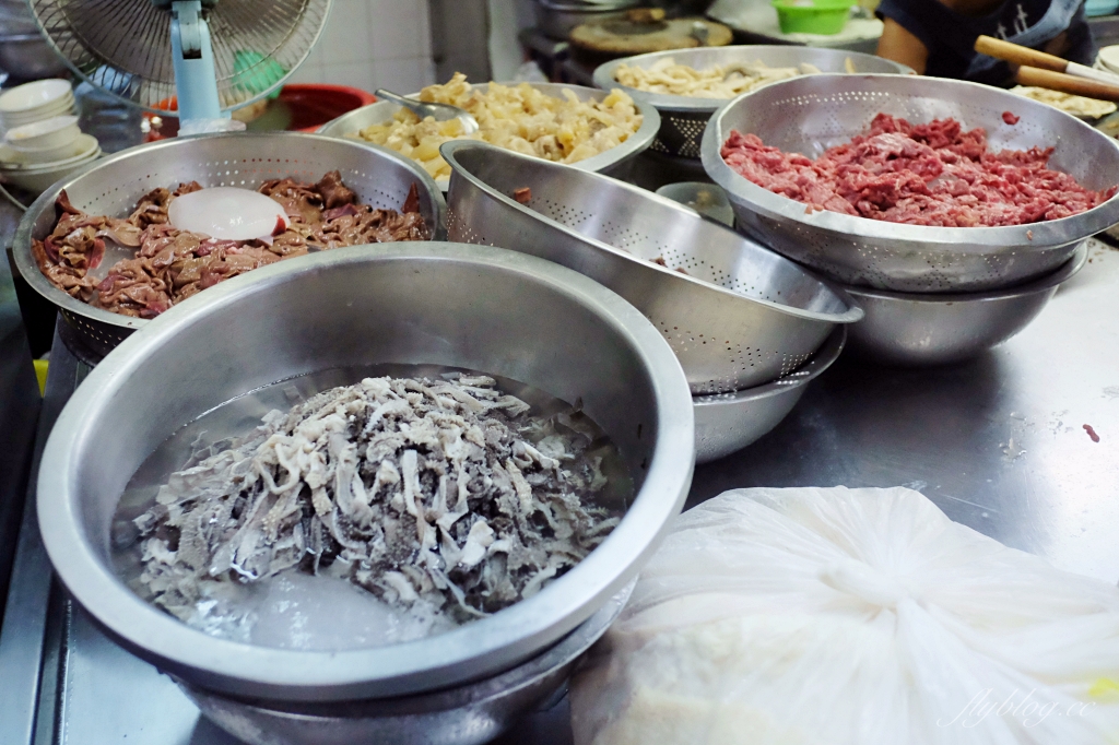 王家祖傳本產牛雜湯｜東市場超人氣小吃美食，早上6點開賣就熱騰騰的開賣 @飛天璇的口袋