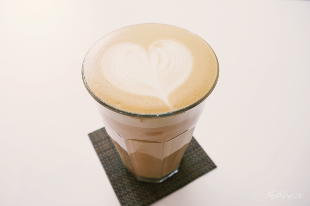 台中西區｜The Factory Mojocoffee，台灣最棒的25間咖啡廳台中第一名，精明商圈巷弄裡的純白建築 @飛天璇的口袋