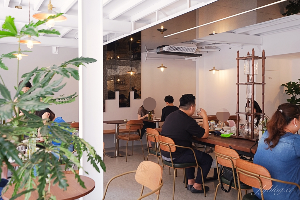 【台中西區】 Mirror Room：台中純白落地窗建築，澳式早午餐咖啡館推薦 @飛天璇的口袋