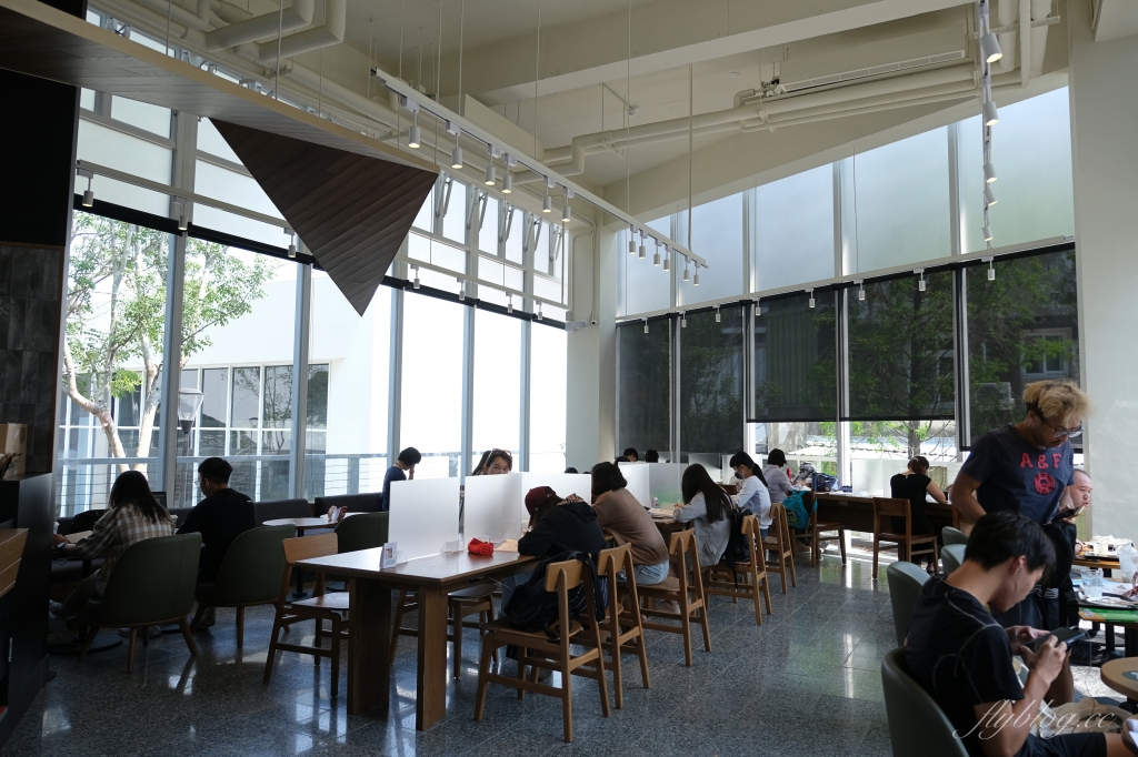 【嘉義東區】嘉義世賢路星巴克：漂亮的純白摺紙建築，搭配透明落地窗設計 @飛天璇的口袋
