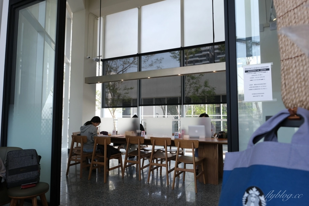 【嘉義東區】嘉義世賢路星巴克：漂亮的純白摺紙建築，搭配透明落地窗設計 @飛天璇的口袋