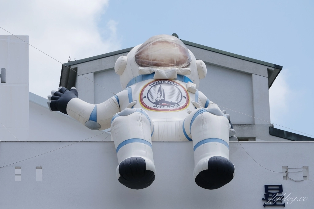 【台中南屯】 星光國際幼兒園：巨型太空人飛上屋頂囉！台中七期北歐風幼稚園 @飛天璇的口袋