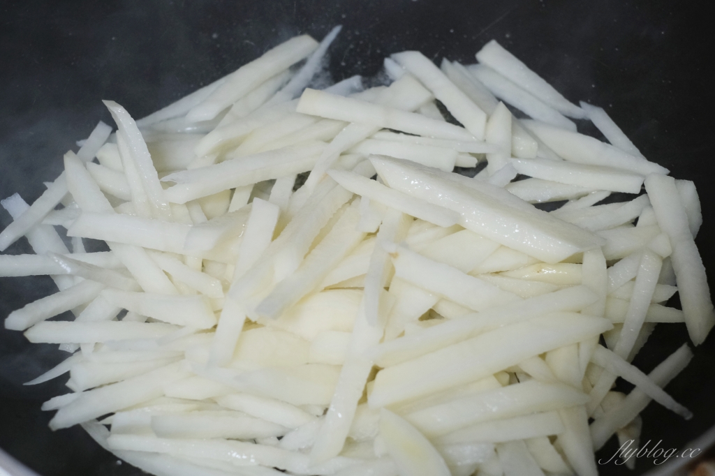 【食譜分享】炒馬鈴薯絲作法，韓國常見的便當小菜，這樣炒馬鈴薯口感很清脆 @飛天璇的口袋