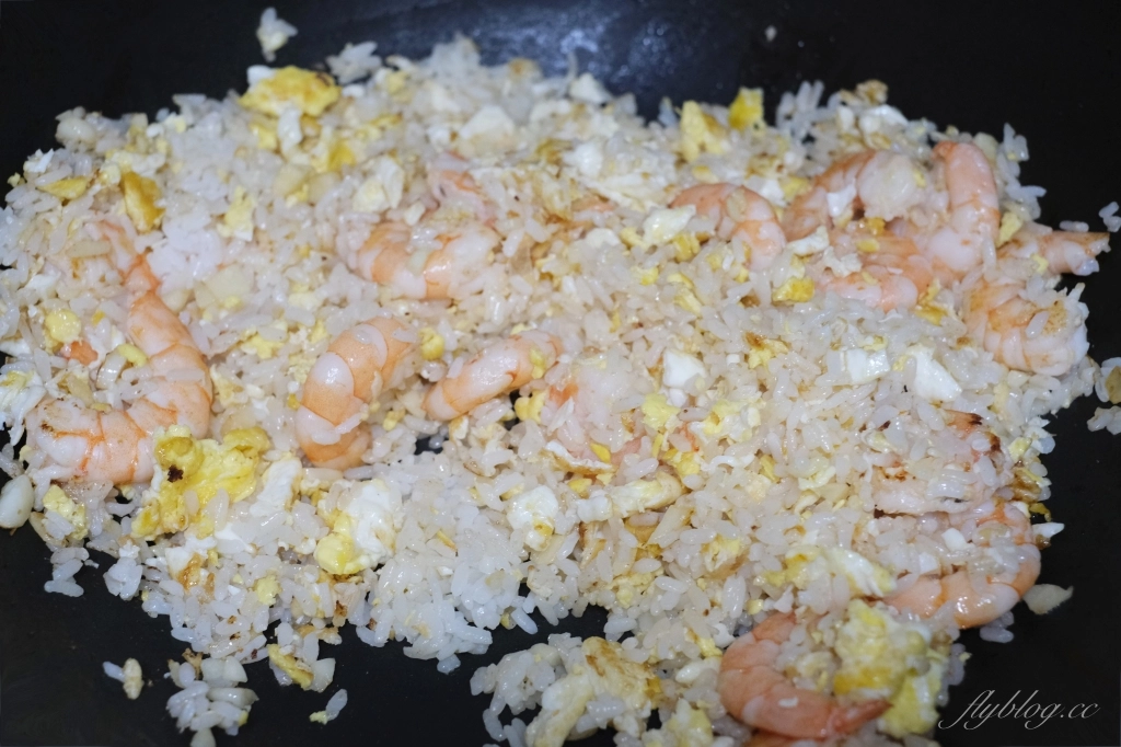 蝦仁蛋炒飯做法｜這樣的「蝦仁炒飯食譜」，米飯粒粒分明 入口充滿蛋香和醬香 @飛天璇的口袋