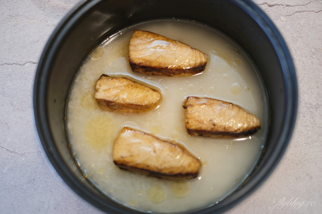 【食譜分享】鮭魚炊飯，用電鍋就可以煮一道美味又營養的日式炊飯懶人料理 @飛天璇的口袋
