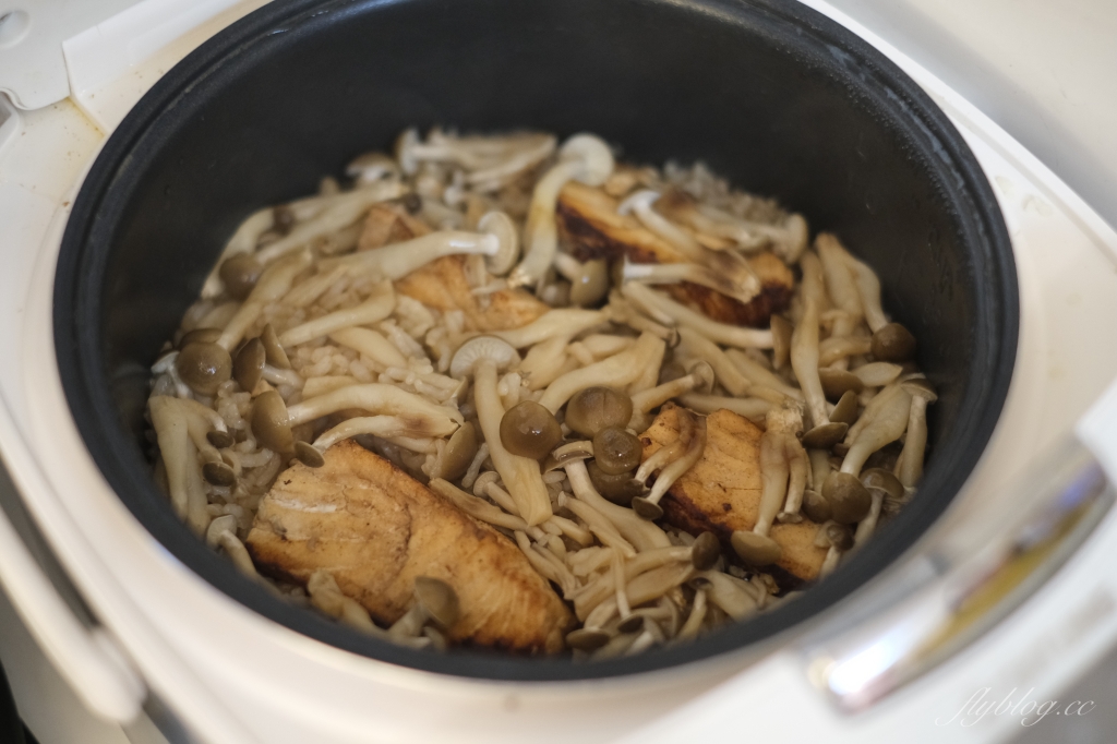 【食譜分享】鮭魚炊飯，用電鍋就可以煮一道美味又營養的日式炊飯懶人料理 @飛天璇的口袋