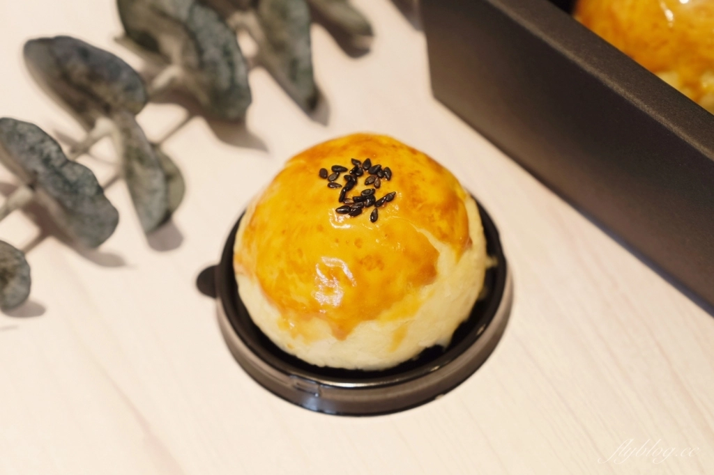 【台中西屯】初三吃麵包，令人耳目一新的蛋黃酥，每月初三回饋弱勢團體 @飛天璇的口袋
