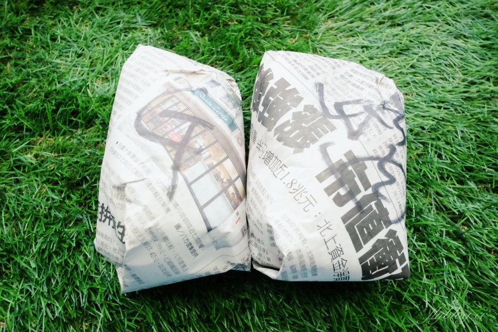 太平超狂控肉飯糰｜用報紙包的「太平控肉飯糰」，臻味登早餐~爌肉+雞腿55元 @飛天璇的口袋