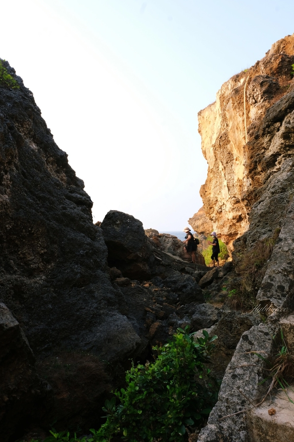 【屏東小琉球】永安橋遺址，最棒的欣賞落日秘境，遠古流傳的珊瑚岩 @飛天璇的口袋