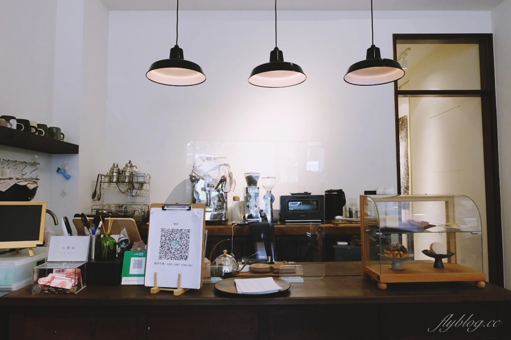 新竹北區｜無恙｜充滿美術館氛圍的老宅咖啡館，喝咖啡還可以欣賞奈良美智等藝術作品 @飛天璇的口袋