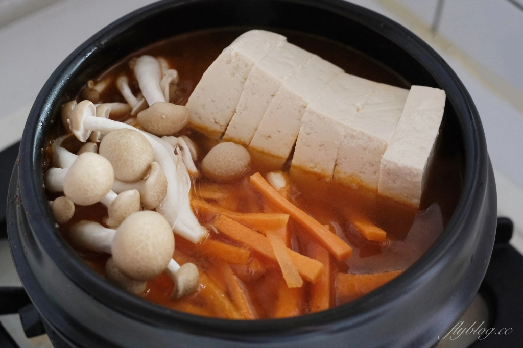 韓式泡菜豆腐鍋做法｜簡單又方便的「韓式泡菜豆腐鍋食譜」，冬天吃一鍋馬上暖呼呼 @飛天璇的口袋