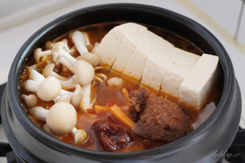 韓式泡菜豆腐鍋做法｜簡單又方便的「韓式泡菜豆腐鍋食譜」，冬天吃一鍋馬上暖呼呼 @飛天璇的口袋