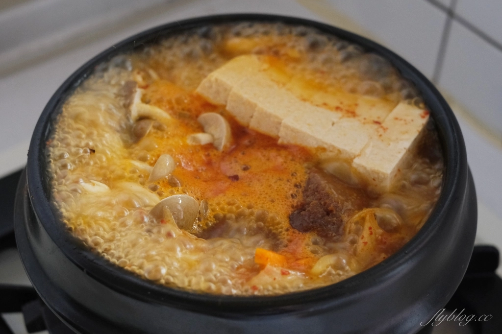食譜分享｜韓式泡菜豆腐鍋做法，簡單又方便的韓式泡菜豆腐鍋食譜，冬天吃一鍋馬上暖呼呼 @飛天璇的口袋