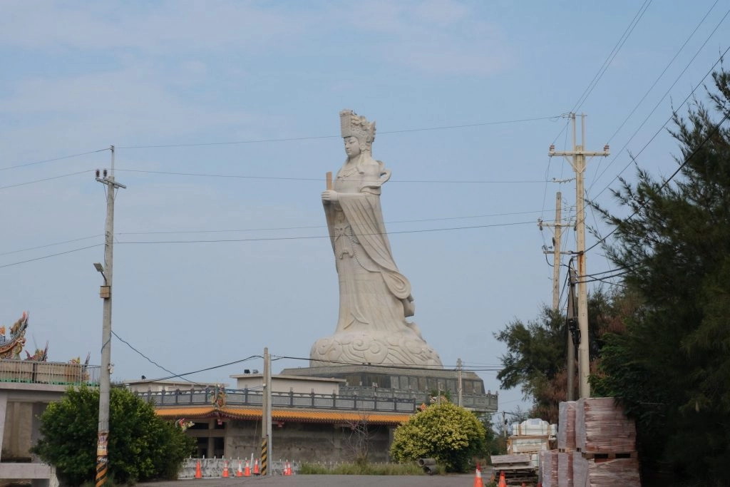 苗栗後龍清海宮｜媽祖坐火車出巡最佳拍攝地，全台最高的32.2公尺媽祖神像 @飛天璇的口袋