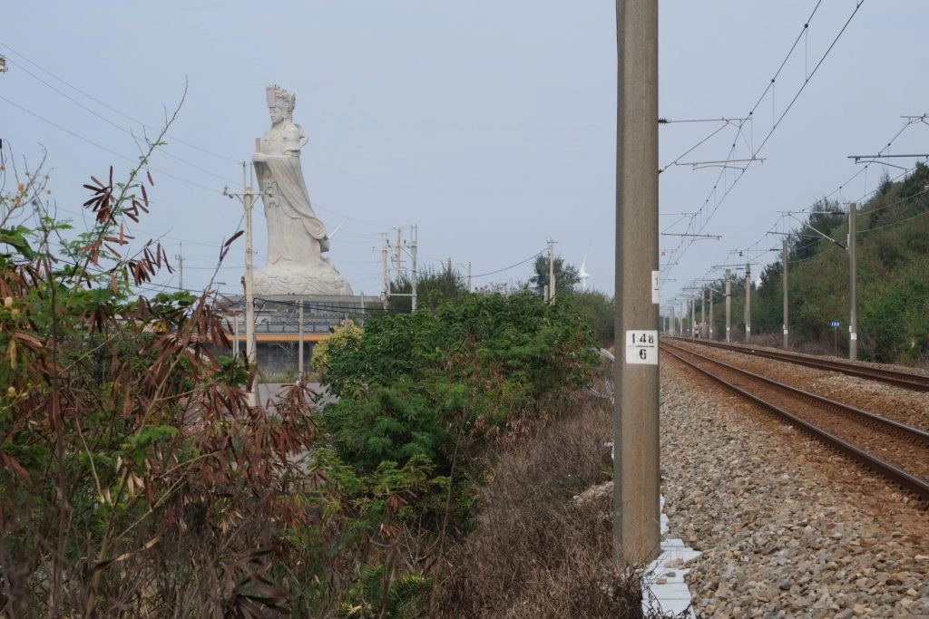 【苗栗後龍】清海宮，媽祖坐火車出巡最佳拍攝地，全台最高的32.2公尺媽祖神像 @飛天璇的口袋