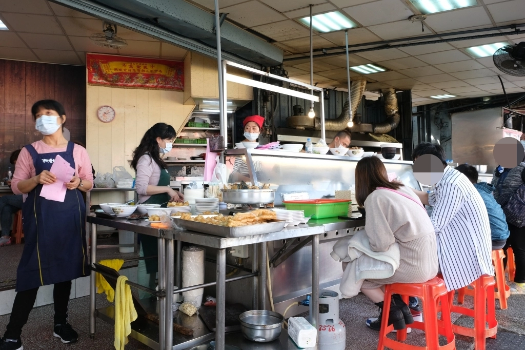 阿堂鹹粥｜一碗漲到200元的台南阿堂鹹粥，台南人說是觀光客在吃的？ @飛天璇的口袋