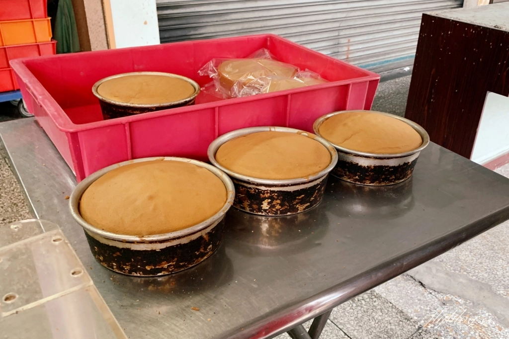 台中西區｜滋養蛋糕烘焙坊．向上市場45年歷史的古早味蛋糕，百元有找的銅板美食 @飛天璇的口袋