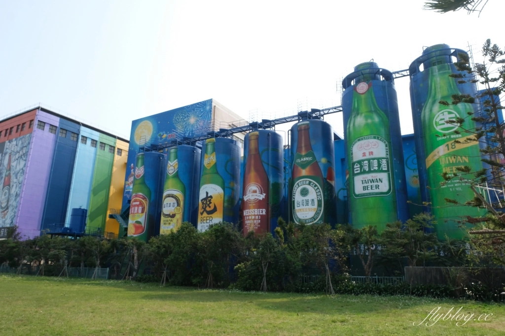 苗栗竹南｜竹南啤酒廠，草地上超大啤酒裝置藝術，還有免費台啤可以試喝 @飛天璇的口袋