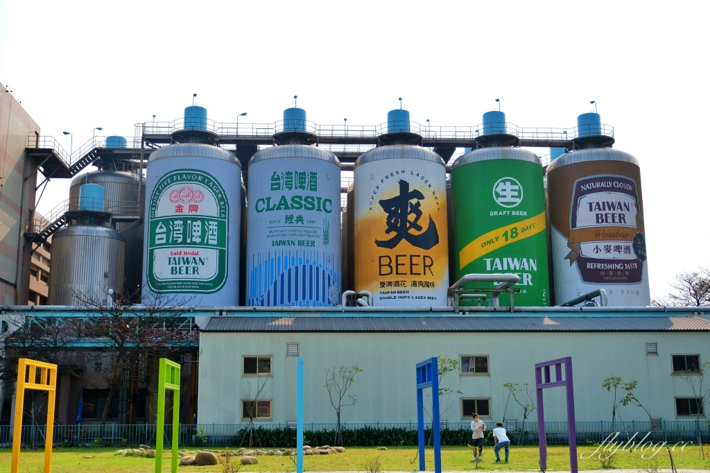 竹南啤酒廠｜好好拍！草地上超大啤酒裝置藝術，還有免費台啤可以試喝 @飛天璇的口袋