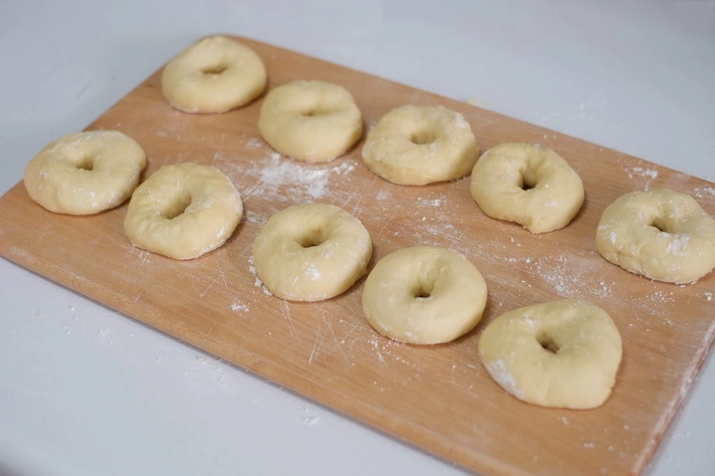 甜甜圈的做法｜不用烤箱免手揉的簡單食譜，第一次在家炸甜甜圈就成功 @飛天璇的口袋
