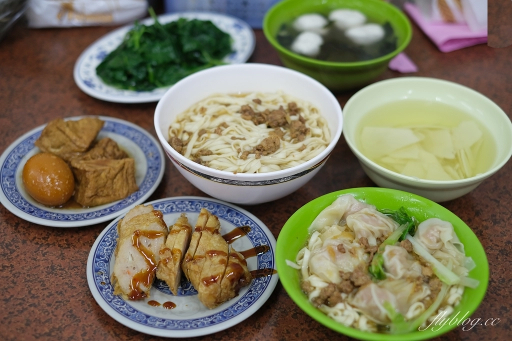 台中西區｜阿隆麵攤．向上市場超人氣銅板美食，台灣最接地氣的小吃麵攤 @飛天璇的口袋