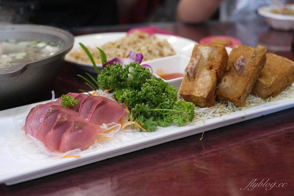 宜蘭蘇澳｜海珍活海鮮餐廳，消費直接招待一盤生魚片，南方澳海鮮餐廳推薦 @飛天璇的口袋