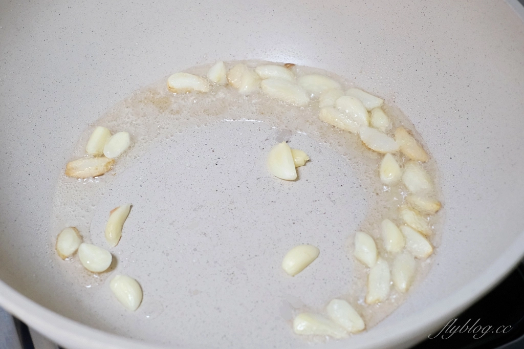 蒜香鮮蝦義大利麵做法｜簡單又好準備的清炒義大利麵食譜，15分鐘即可上桌 @飛天璇的口袋