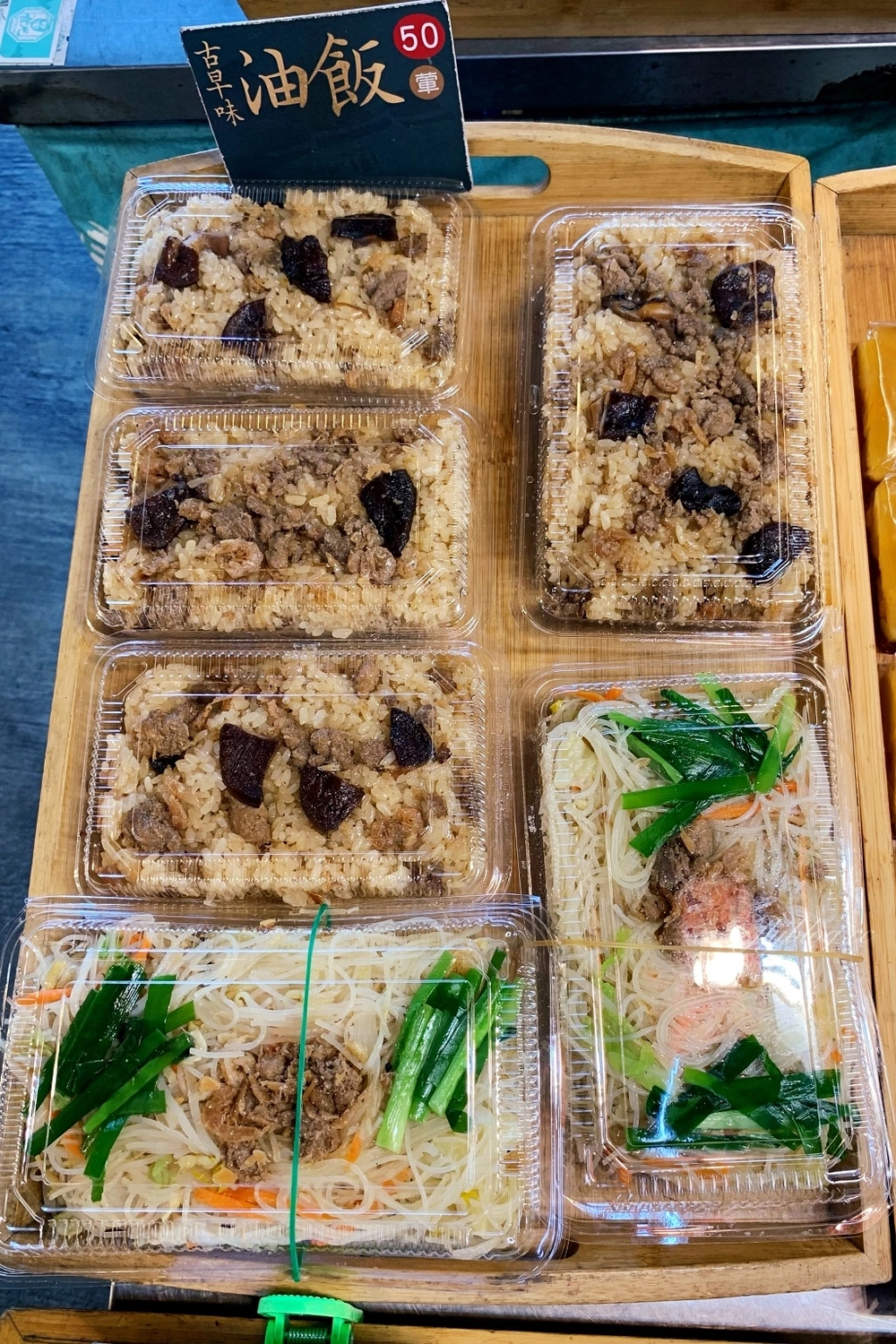 台中北屯｜好客食光客家米食，隱身東山市場裡的銅板美食，草仔粿、水粄、粽子、油飯、鹹米糕 @飛天璇的口袋
