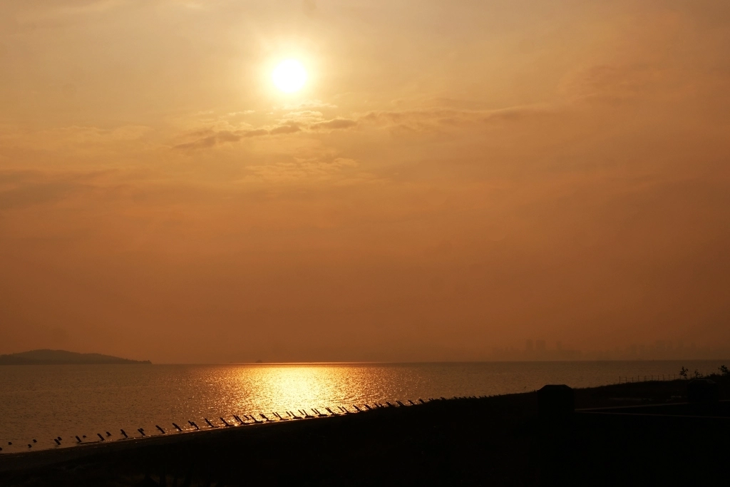 慈湖落日觀海平台｜金門著名的觀賞夕陽的景點，彩虹步道一路散步到湖下海堤 @飛天璇的口袋