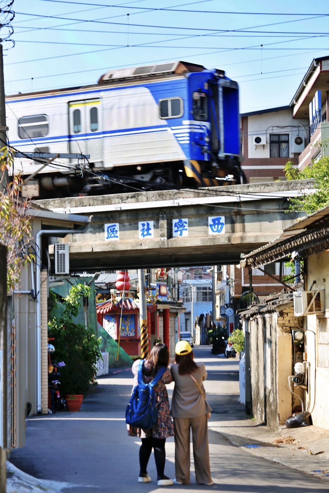 台中清水｜西寧社區火車．宛如置身漫畫中日本街頭的場景，巨大火車從頭上駛過 @飛天璇的口袋