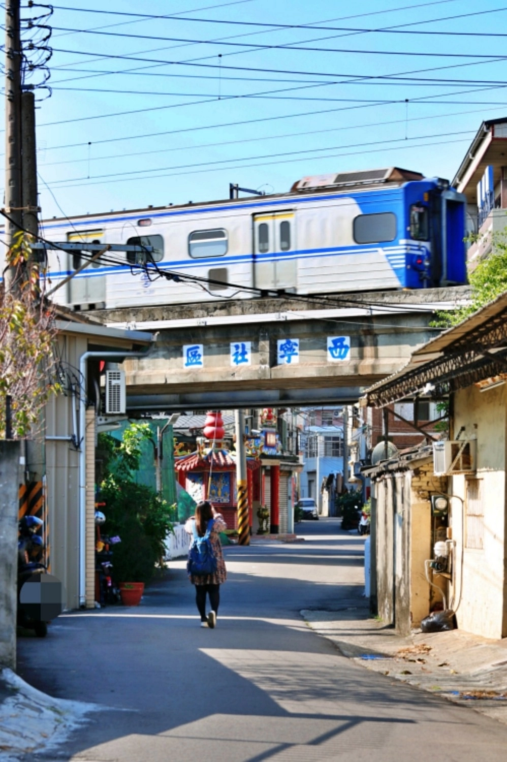 清水西寧社區火車｜宛如置身漫畫中日本街頭的場景，巨大火車從頭上駛過 @飛天璇的口袋