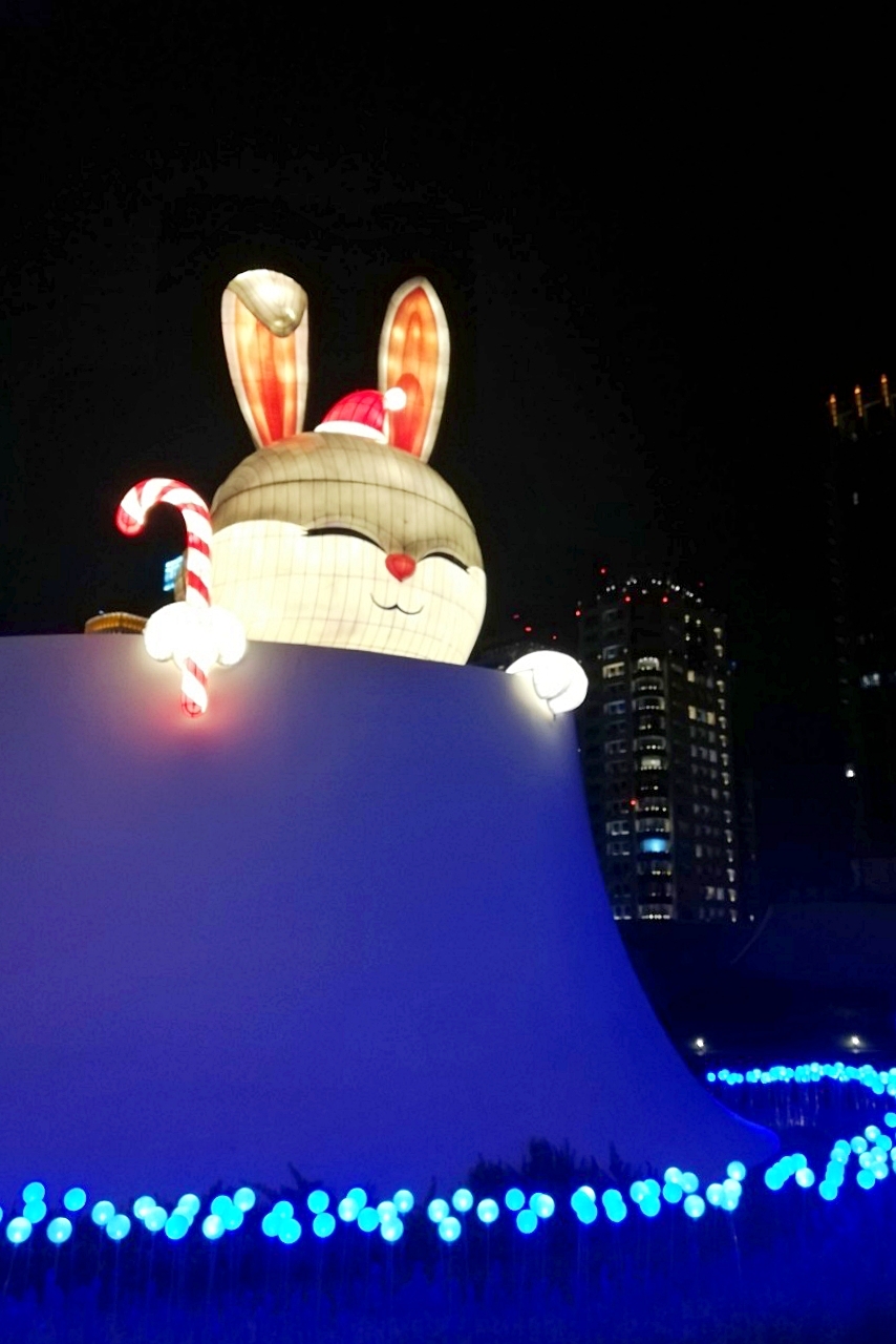 台中國家歌劇院｜2022台中聖誕節活動，瘋耶誕@歌劇院，空中花園出現可愛的嬌兔三窟 @飛天璇的口袋