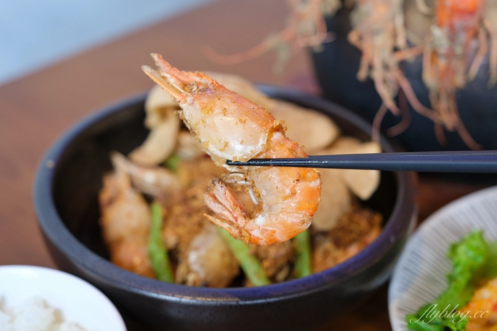 鴻龍宴餐廳｜台中現撈活蝦料理，把整條船都開進餐廳裡 @飛天璇的口袋