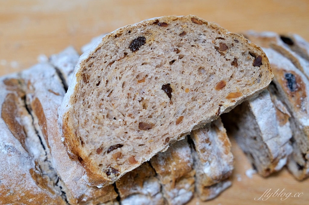 麵包食譜｜裸麥麵包做法｜麵包也可以吃得健康又營養，堅果葡萄裸麥麵包食譜分享 @飛天璇的口袋