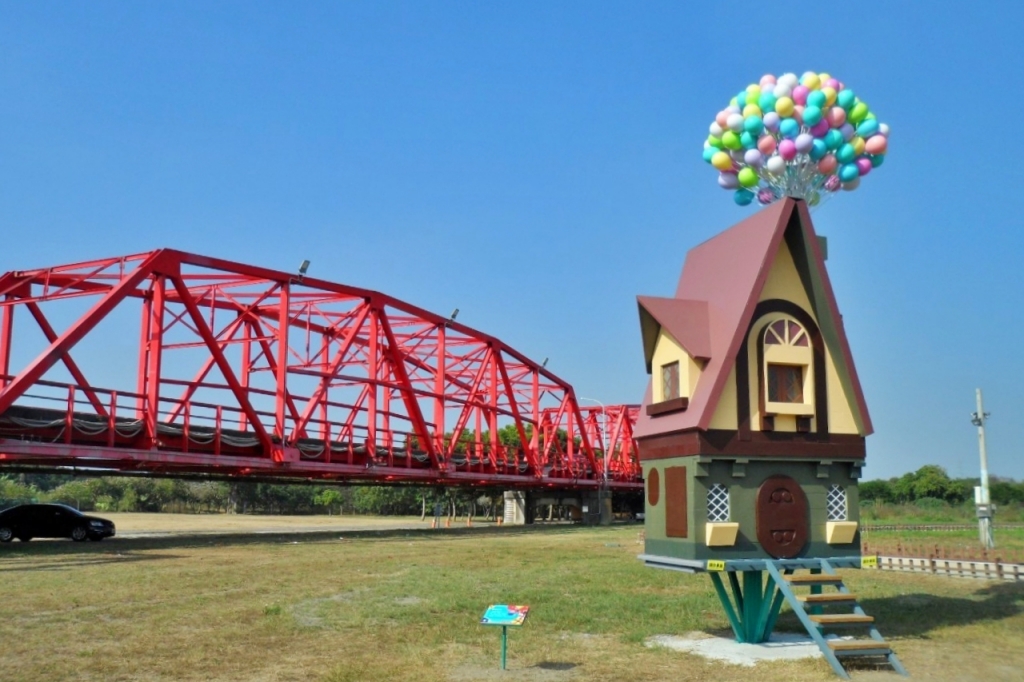 西螺蝴蝶公園｜西螺大橋下的裝置藝術，可愛的卡通天外奇蹟氣球屋 @飛天璇的口袋