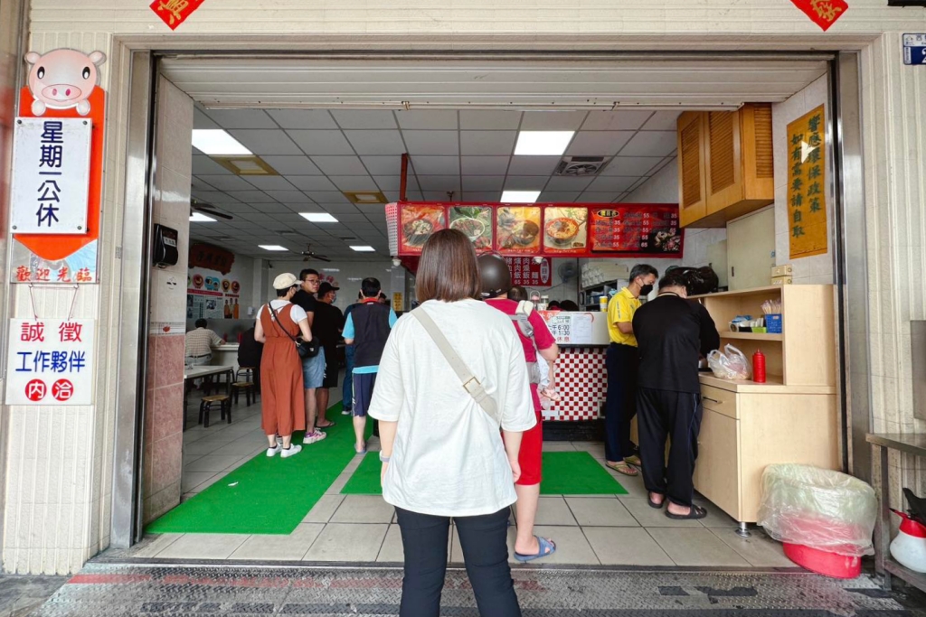 台中豐原｜康康豬豬血湯炒麵．炒麵界的經濟奇蹟，生意好到有自家停車場(附菜單) @飛天璇的口袋