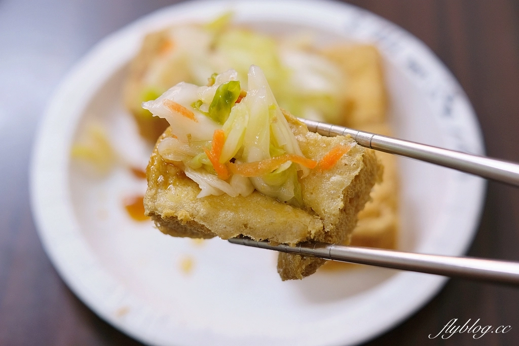 台中東區｜濃鄉臭豆腐，一開始營業就排隊，臭豆腐就是要外酥內軟才好吃 @飛天璇的口袋