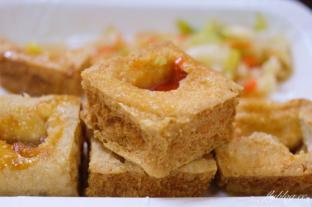 台中東區｜濃鄉臭豆腐，一開始營業就排隊，臭豆腐就是要外酥內軟才好吃 @飛天璇的口袋