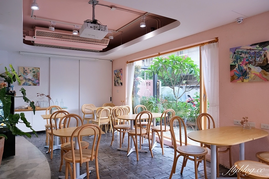 台中西區｜氤氳香氛咖啡 YinYun Cafe，精明一街巷弄裡的粉紅浪漫，結合香氛和咖啡的復合式餐廳 @飛天璇的口袋