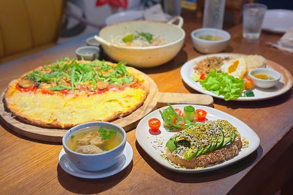 泰國清邁｜Cafe de Oasis &#038; Toby&#8217;s Pizza，清邁森林系咖啡館，泰式料理和披薩也好吃 @飛天璇的口袋