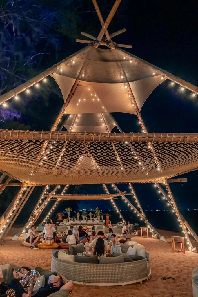 泰國芭達雅｜Cave Beach Club，坐擁中天海景第一排，芭達雅超美洞穴海灘餐廳 @飛天璇的口袋