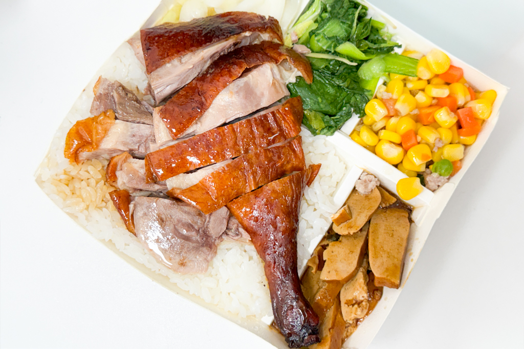 台中北屯｜香港吉仕燒臘專賣店．北平路超人氣燒臘便當，四寶飯和雞腿賣相好威 @飛天璇的口袋