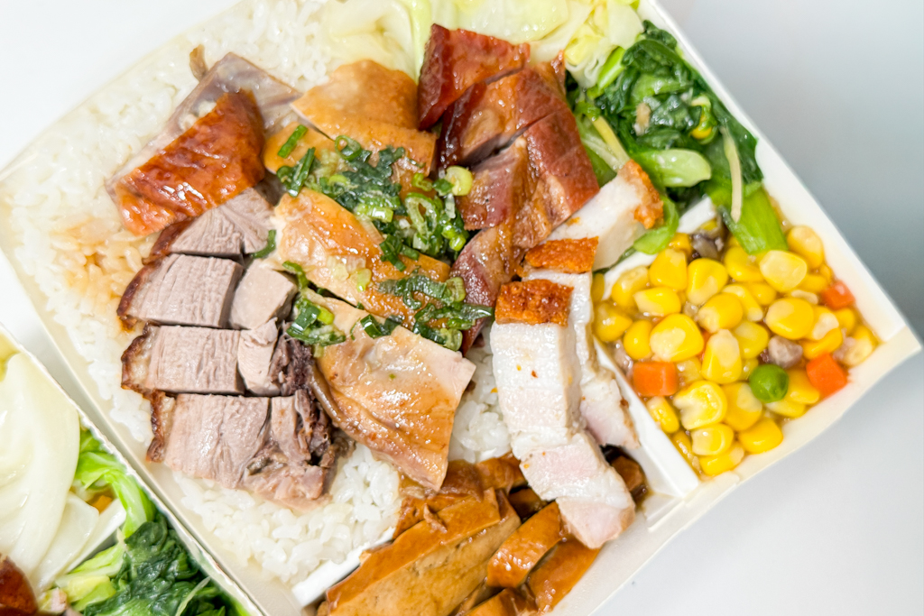 台中北屯｜香港吉仕燒臘專賣店．北平路超人氣燒臘便當，四寶飯和雞腿賣相好威 @飛天璇的口袋