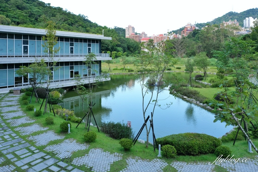 台北文山｜政大達賢圖書館．全台灣最美的大學圖書館之一，座落湖畔的清水模建築 @飛天璇的口袋
