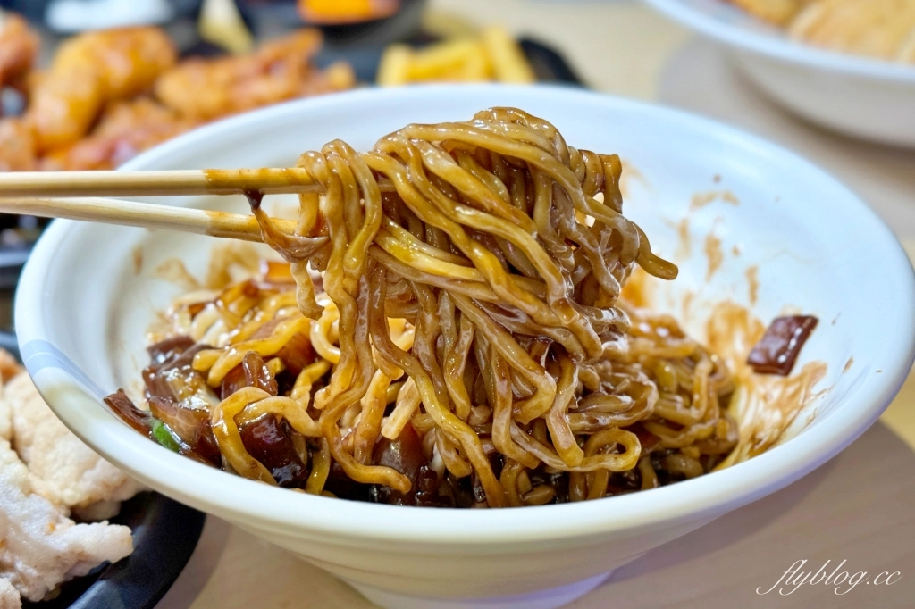 台中西屯｜Black韓noodle．韓國老闆開的韓式餐廳，韓國Youtuber推薦逢甲美食 @飛天璇的口袋