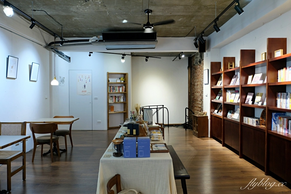 台中中區｜喫茶月滿．台中老城區和洋咖啡館，旋轉樓梯二樓就是小書店 @飛天璇的口袋